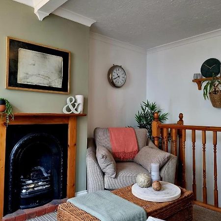 2 Bedroom House Within Walking Distance Of Town Каус Екстериор снимка