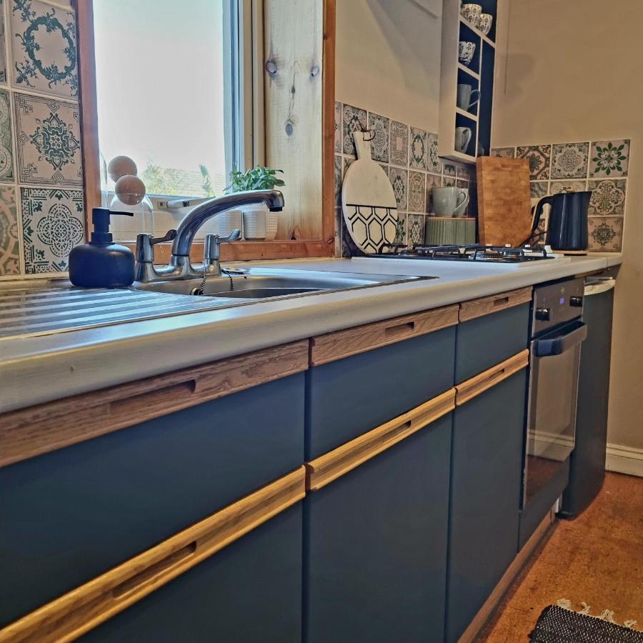 2 Bedroom House Within Walking Distance Of Town Каус Екстериор снимка