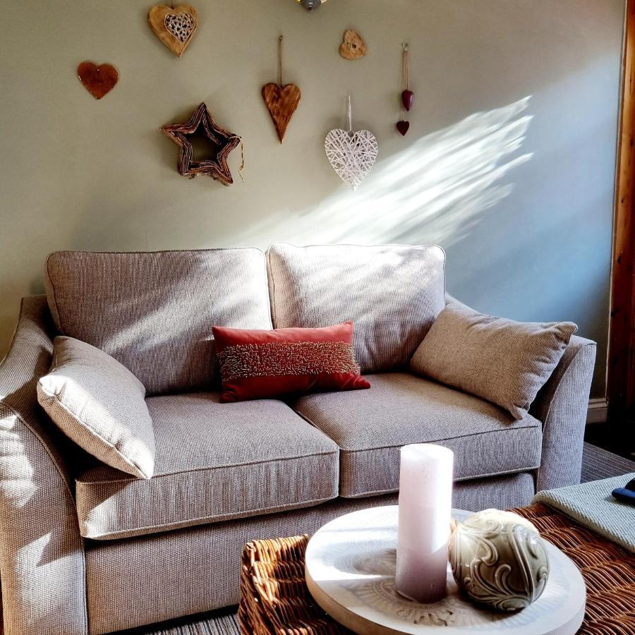 2 Bedroom House Within Walking Distance Of Town Каус Екстериор снимка