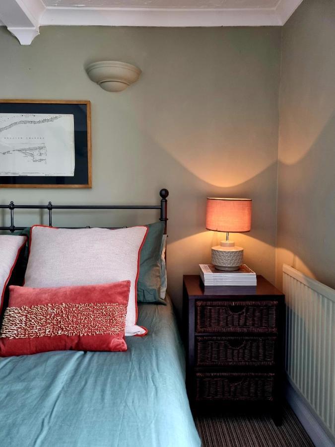 2 Bedroom House Within Walking Distance Of Town Каус Екстериор снимка